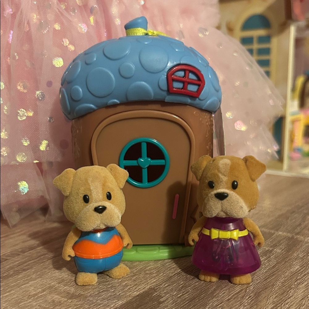 Li’l Woodzeez Dog Figurines with Playhouse